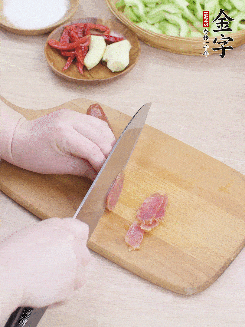 金字土香腸水煮10分鐘，切薄片。