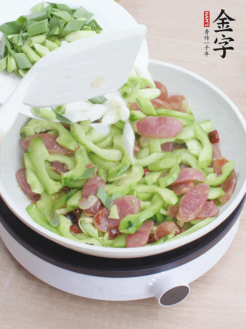 下青蒜翻炒。