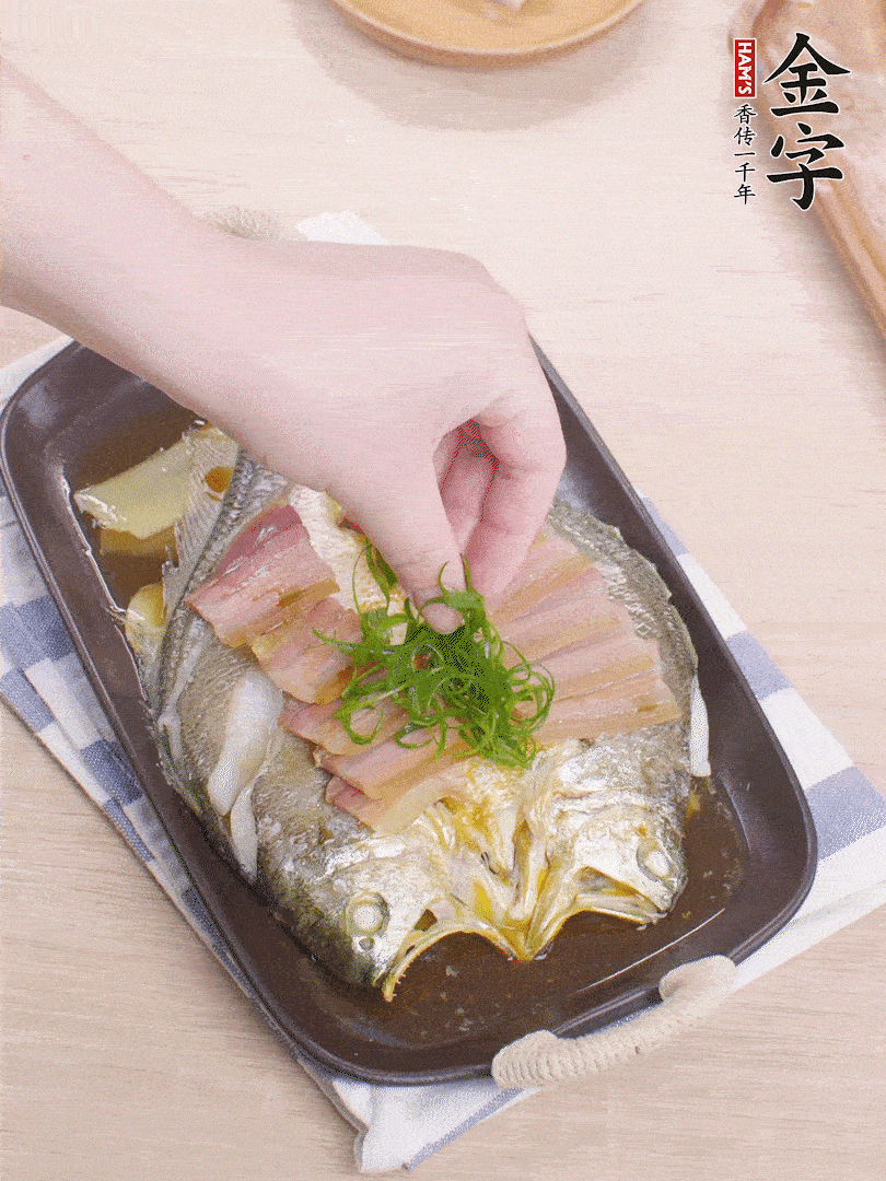 取出姜蔥，淋2勺蒸魚豉油，擺蔥絲。