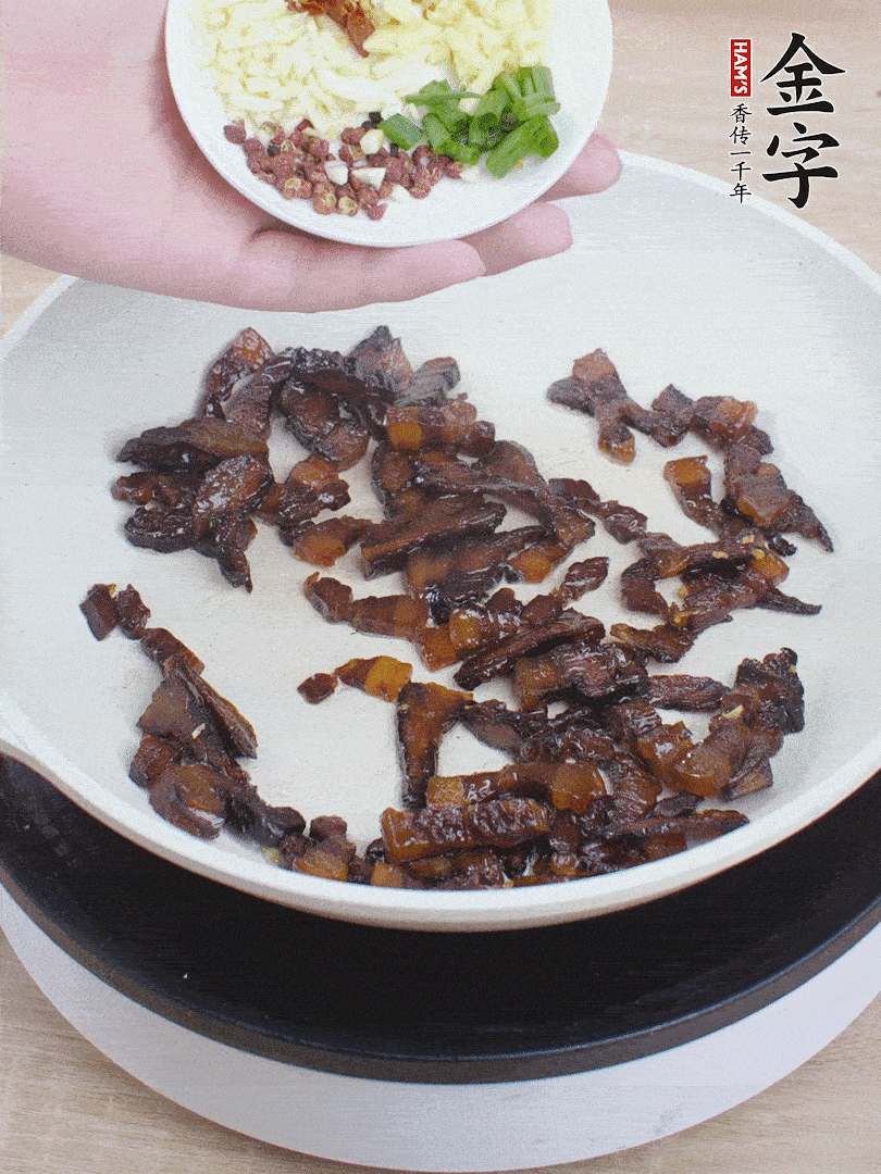 下蔥姜蒜、干辣椒、花椒粒炒香。