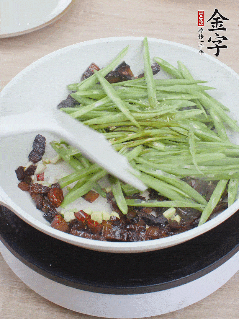 下豆角，生抽、雞精調(diào)味，炒到斷生。