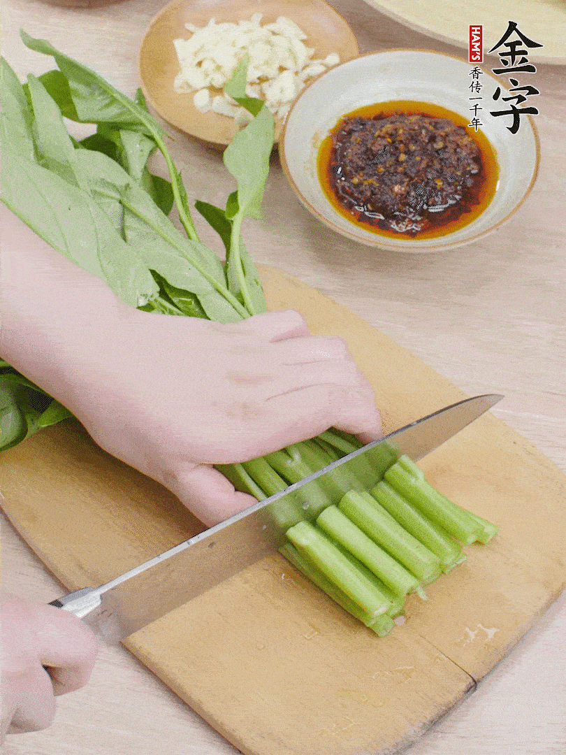 空心菜切段，大蒜拍碎切末。