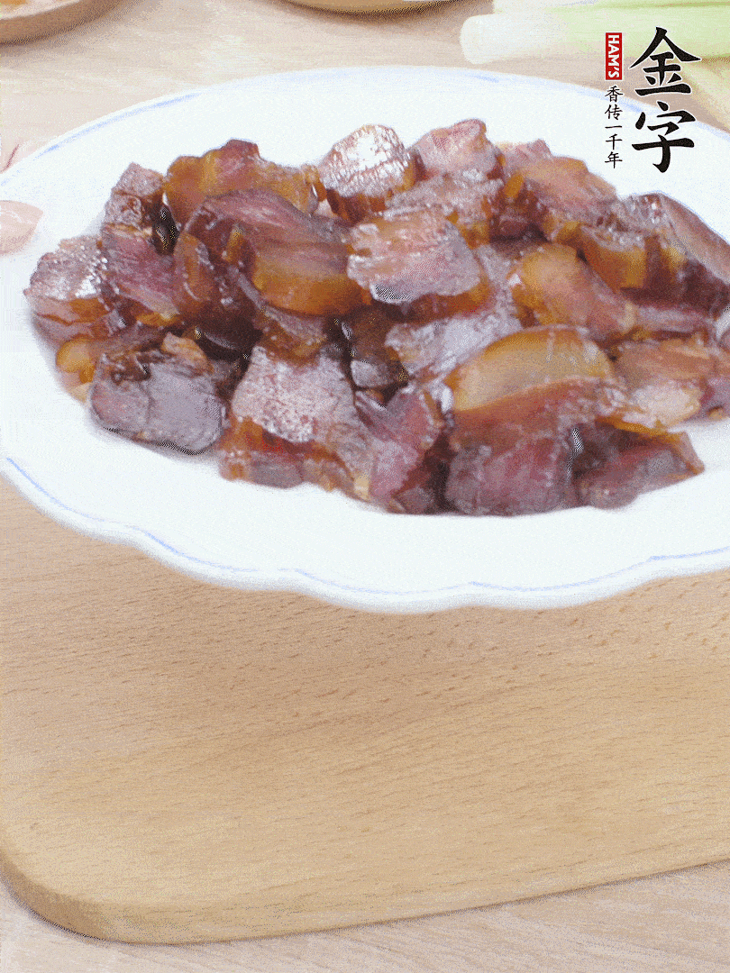 金字醬油肉水煮15分鐘，切薄片。