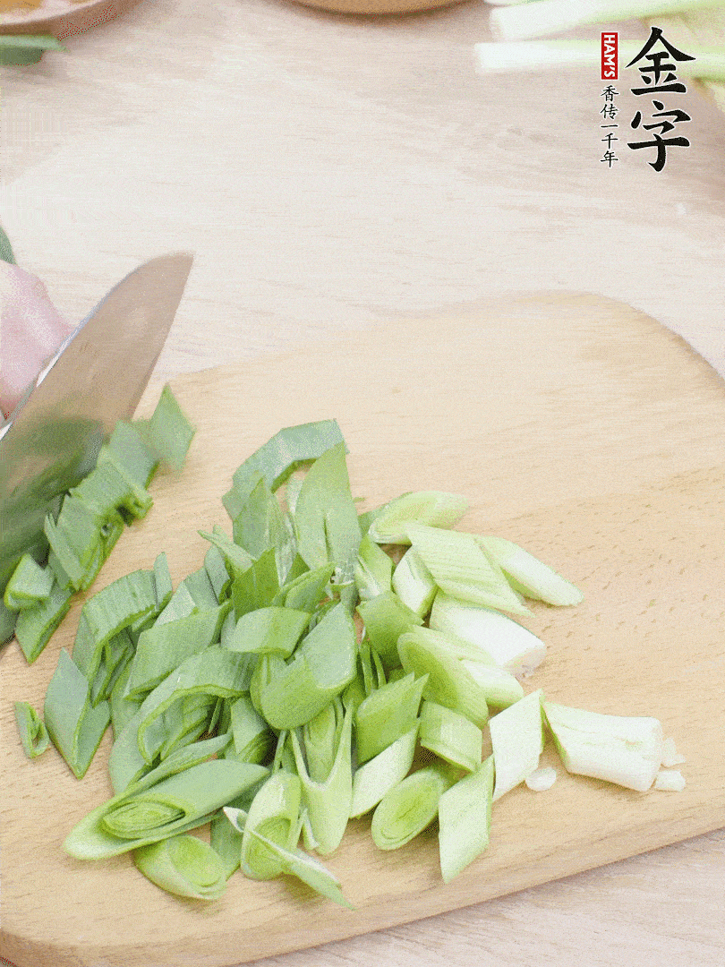 青蒜切段。（蒜白可以拍一下，再斜著切）
