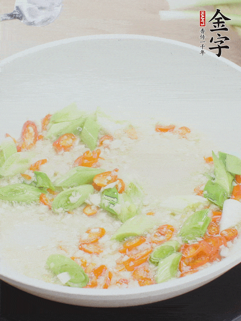 油5成熱時(shí)，下蒜末、辣椒、蒜白煸炒。