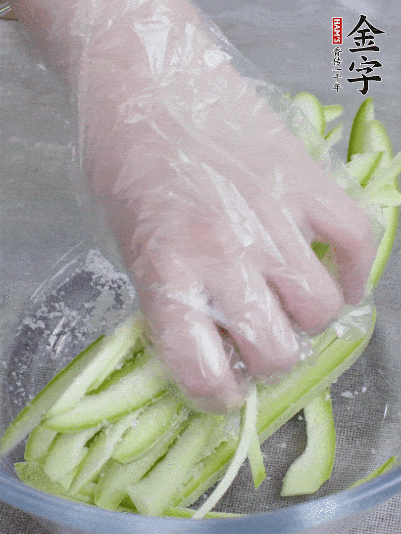 加鹽腌制15分鐘，清洗后擠干水份。