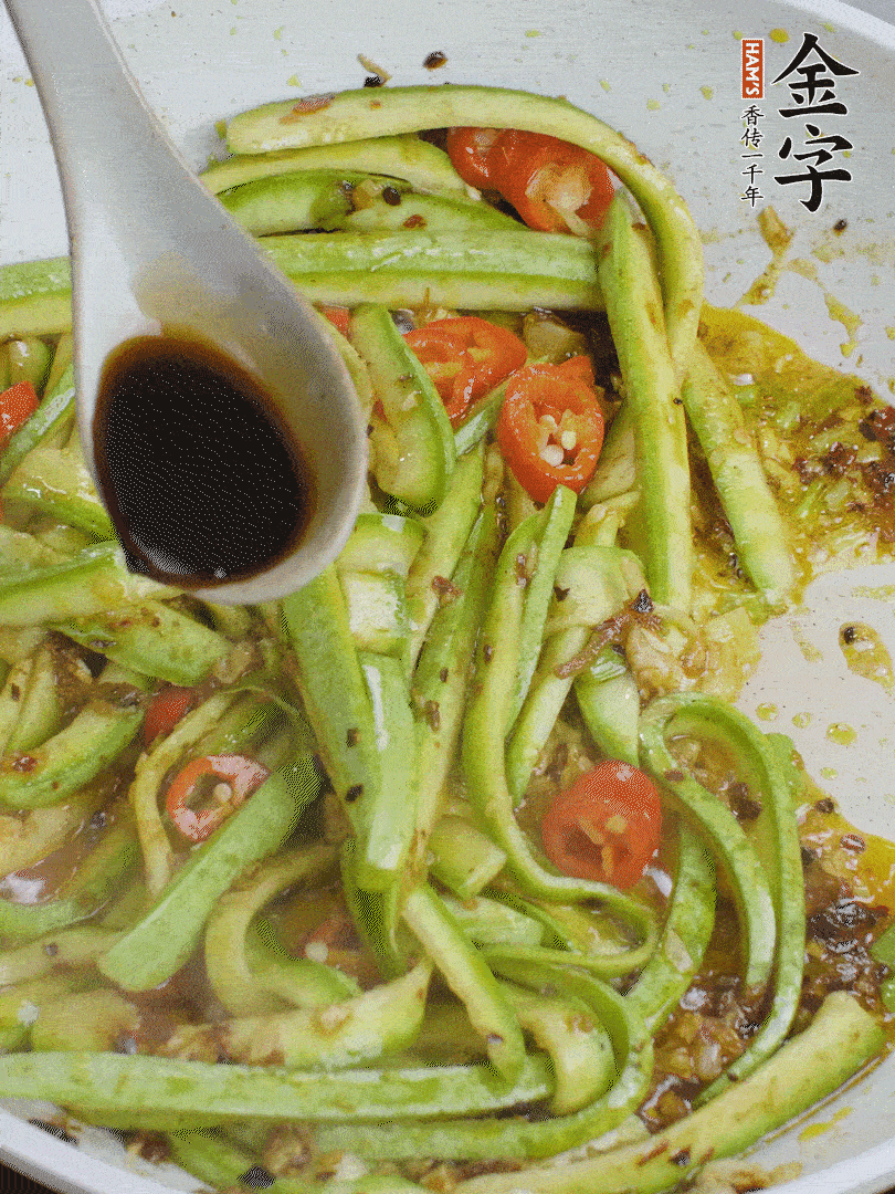 下西葫蘆，加1勺生抽、半勺蠔油、辣椒圈翻炒至斷生。
