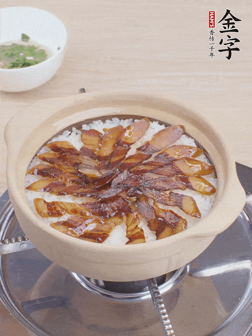 快收水時(shí)，鋪醬油肉，鍋邊淋點(diǎn)油，轉(zhuǎn)動(dòng)砂鍋，燜煮2分鐘。