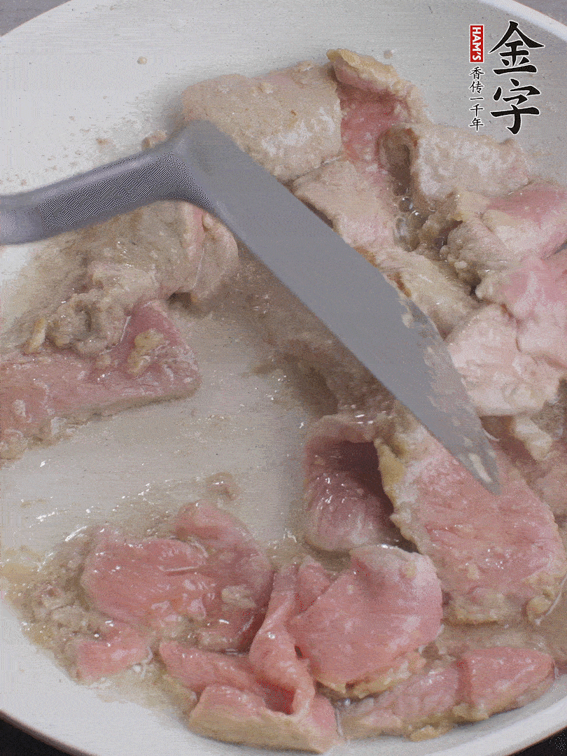 鍋中少油，下牛肉炒至變色。（盛出來）