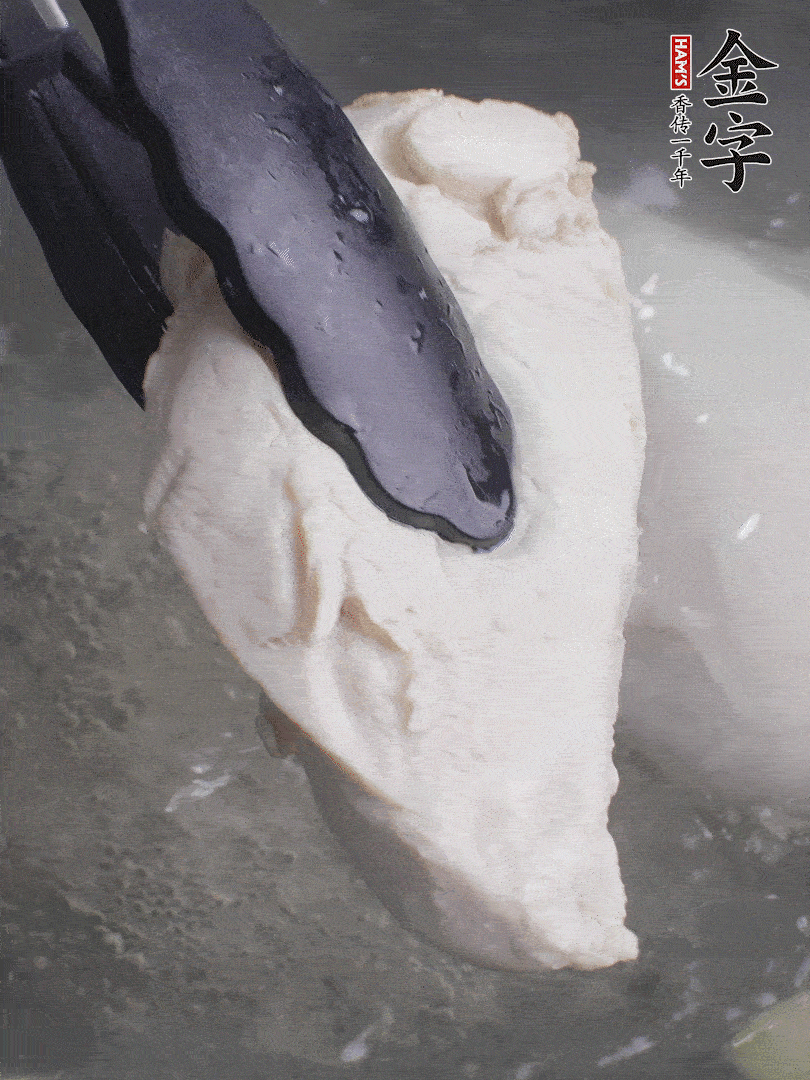 雞胸肉冷水下鍋，加姜片煮熟。過冰水撕成細(xì)絲。