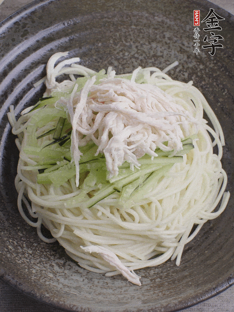 堿水面（熟）倒入大碗中，鋪上黃瓜絲、雞絲。