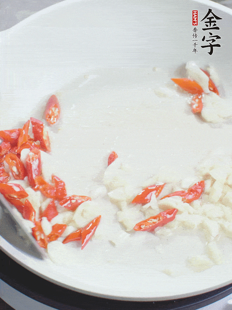 冷鍋熱油，下辣椒、大蒜煸香。