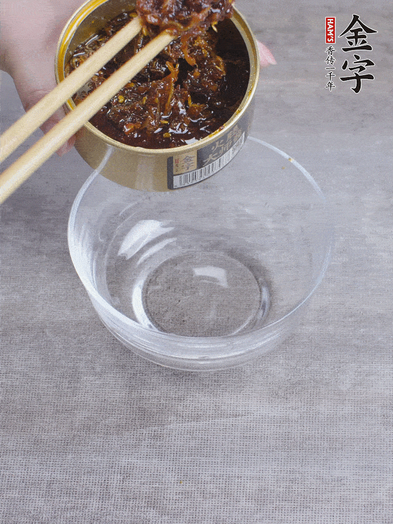 金字火腿大師醬2勺、醬油1勺、白砂糖1/2勺調(diào)勻。