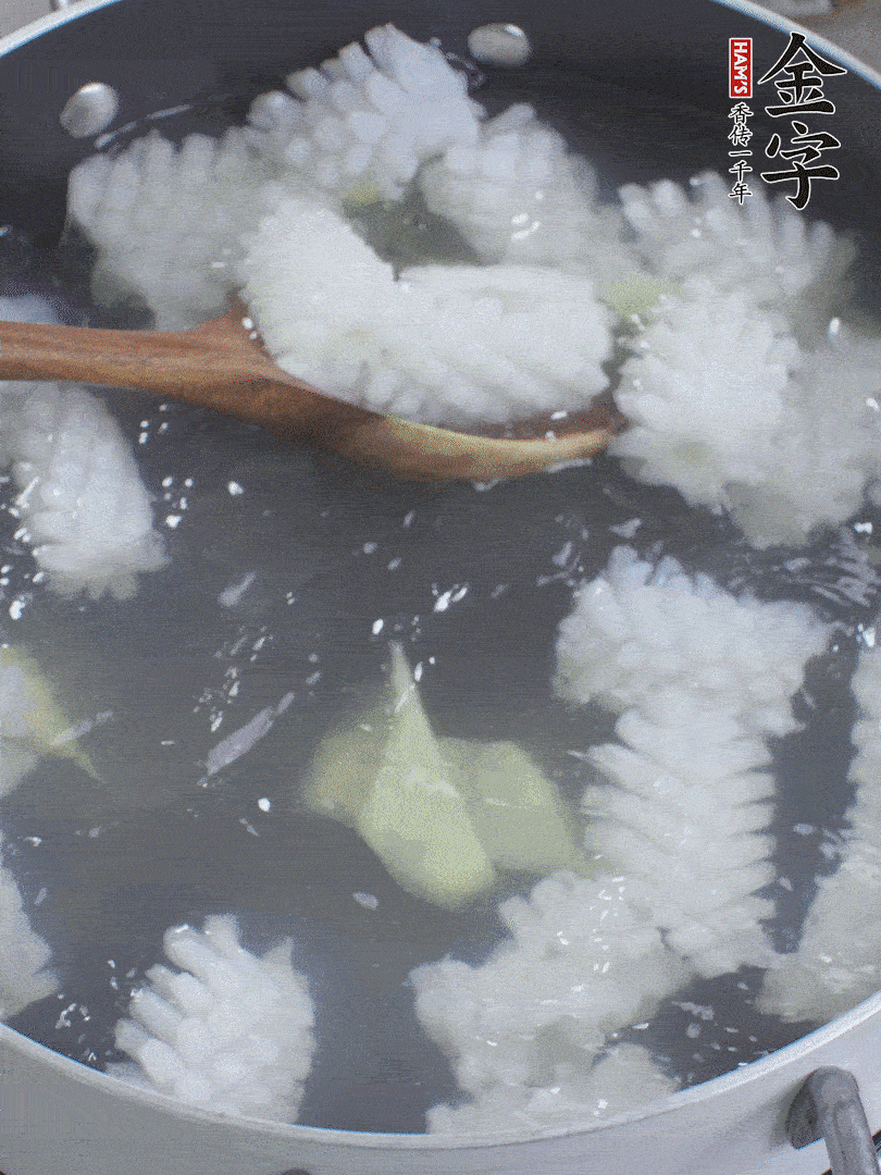 魷魚解凍后，加姜片、料酒汆燙30秒。