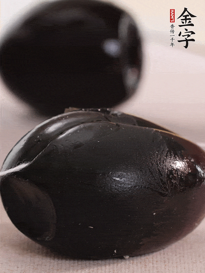 娃娃菜金針菇去跟洗凈，皮蛋改刀。