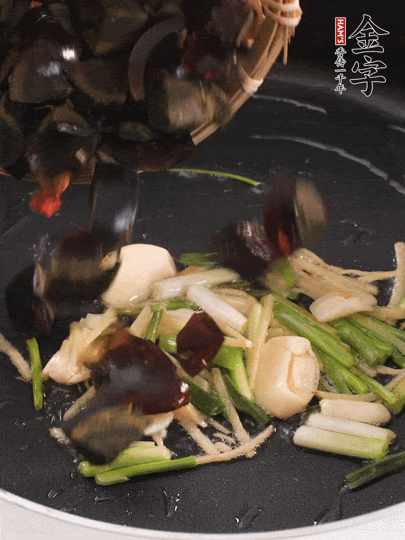 熱油爆香蔥姜，放入皮蛋翻炒至氣泡。