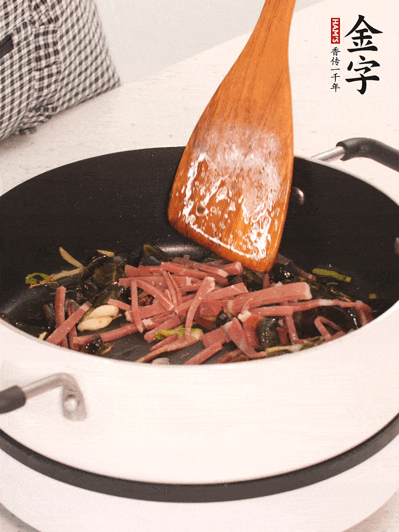加入火腿煸炒一會，倒入開水燉煮15分鐘。