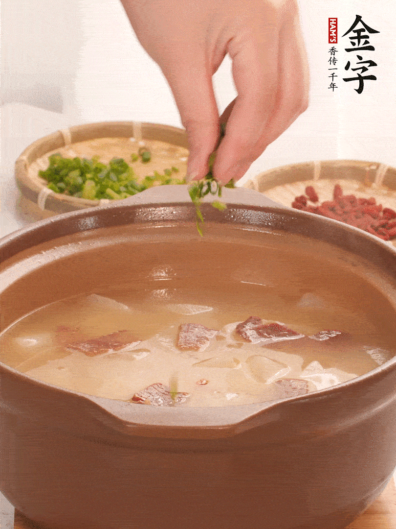 最后點綴點小蔥花、枸杞，增色提味。