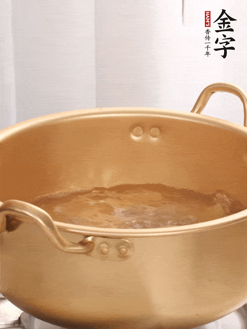 排骨加姜片、料酒，冷水下鍋焯水，撇去浮沫。