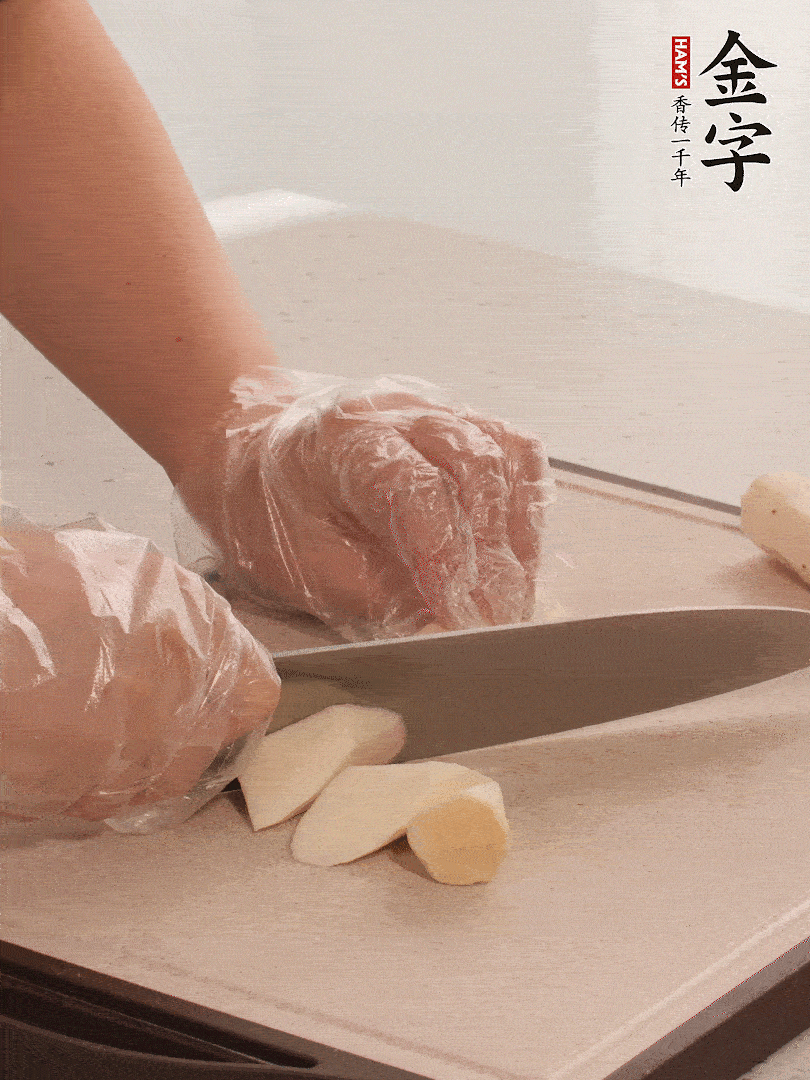 鐵棍山藥洗凈削皮，切斜刀塊。