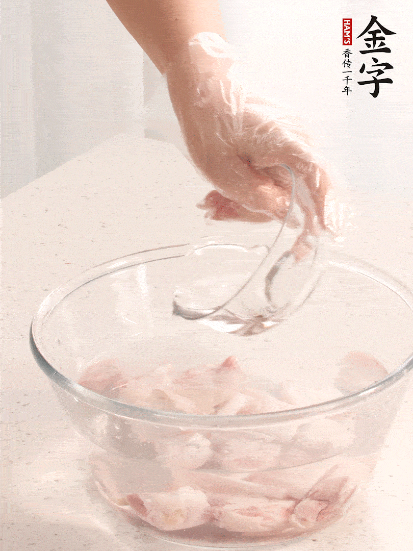 豬蹄除去雜毛、刮去油膩，斬成大塊，冷水浸泡半小時出血水，冷水下鍋，放入姜片、醋去腥，水燒開大約2分鐘，撈出。（白醋能夠讓豬蹄更白凈）