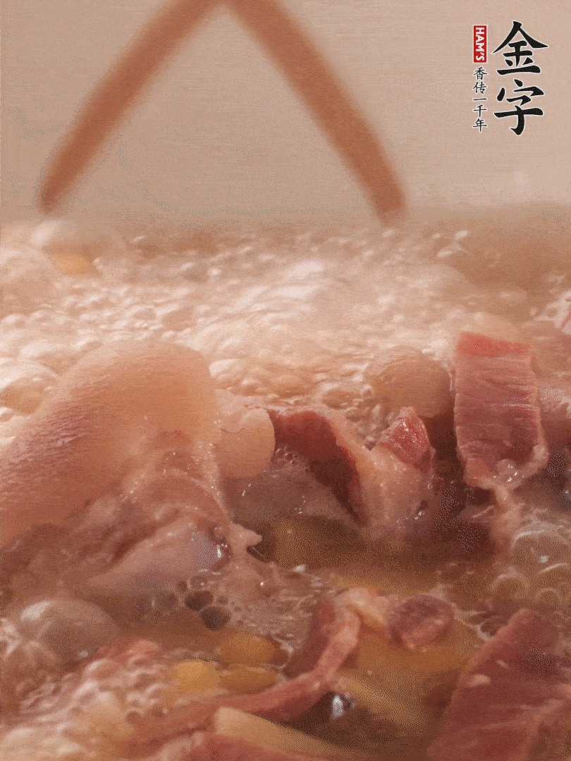 大火將水煮開后，蓋上鍋蓋，轉(zhuǎn)小火慢燉1個半小時。