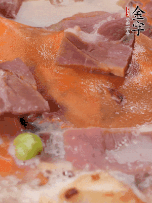 放適量料酒、清水煮到沸騰，再下蟹塊燜煮8分鐘。