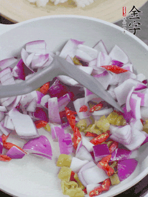 冷鍋熱油，下洋蔥、小米辣、泡椒，炒出香味。