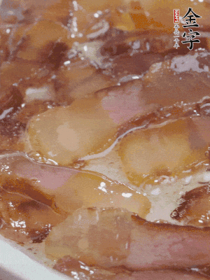 油5成熱，醬油肉煸香。