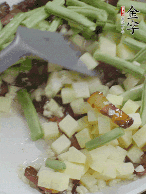 下蒜末、豆角、土豆塊翻炒。