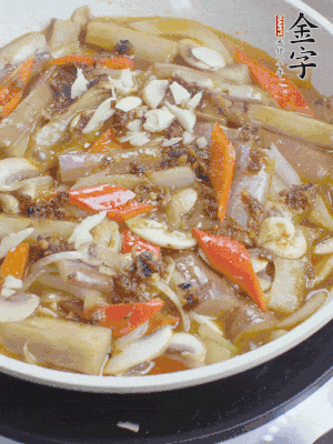 撒蒜末、香菜末。