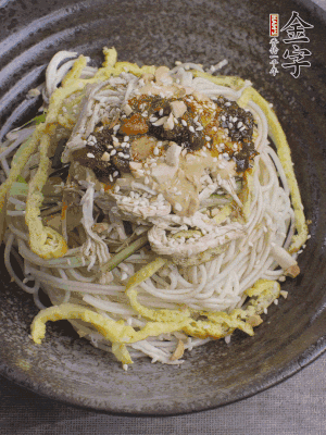 撒上花生碎、白芝麻、蔥花。