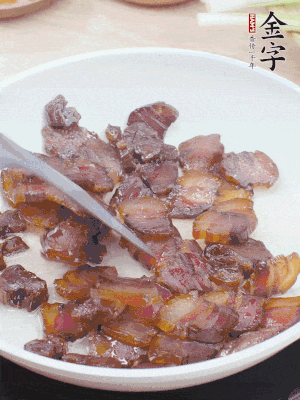 熱鍋少油，醬油肉煸出油脂，盛出。