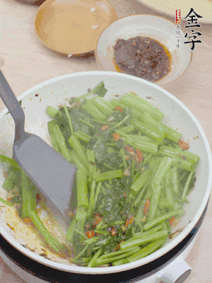 下空心菜炒軟。