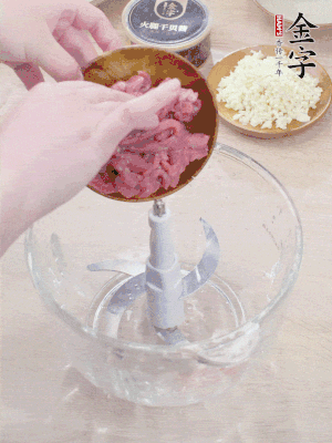 江南野筍干浸泡至軟；豬五花肉切薄片；腐皮改刀切成長方形。