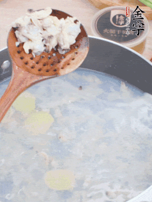 沸水下花蛤肉、姜片、料酒焯水。