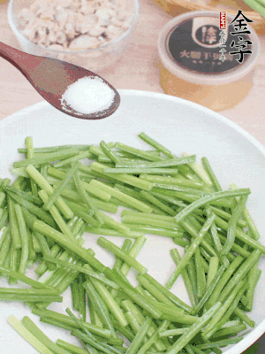 起鍋熱油，下韭菜苔炒至變色。加少許鹽。