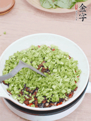 下菜梗翻炒，混合醬油肉。