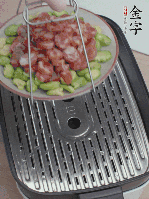 蠶豆鋪底，香腸鋪上，上鍋蒸15分鐘。