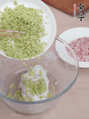 糯米粉邊揉邊加水，成團(tuán)后揉進(jìn)蠶豆、咸肉。