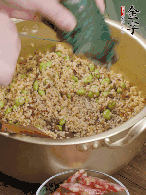 再附一張粽子，一齊向后折疊，線繩捆綁。