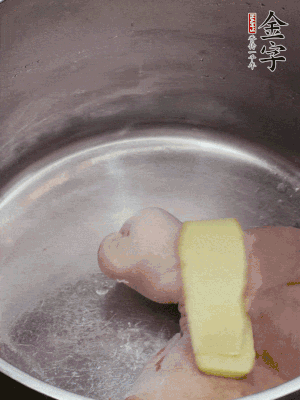 撈出洗凈后，加蔥姜、黃酒二遍焯水。