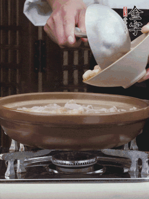 燜煮30分鐘，下花生、紅棗煮5分鐘。（花生提前預(yù)煮15分鐘）