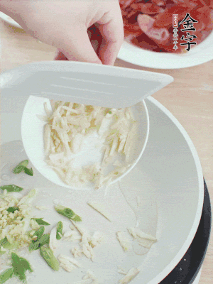 油4成熱，下蔥姜蒜、干辣椒、花椒煸出香味。