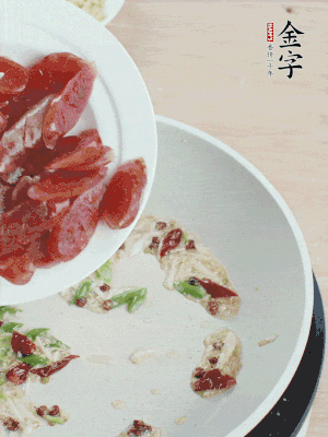 放香腸、苦瓜快速翻炒。