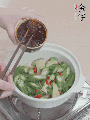 加1勺金字火腿干貝醬、1/2勺生抽攪拌均勻。