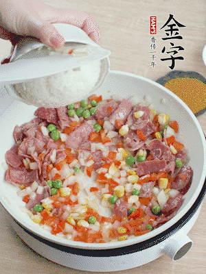 放米飯炒至顆粒分明。