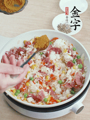 1勺咖喱粉、1/2勺鹽，少許黑胡椒碎炒均。