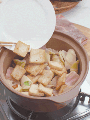 依次下春筍、豆腐，開水沒過食材。