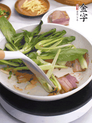 下小青菜翻炒，菜梆子變軟時(shí)，撒一點(diǎn)鹽、雞精調(diào)味。